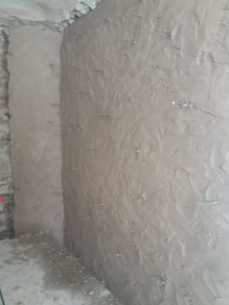 parete con malta antisismica e ferri di aggancio pronta per posa rete geosteel